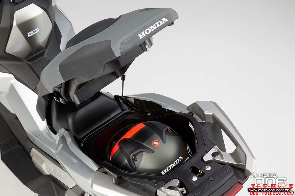 2017_Honda-X-ADV_adventure_scoote_22.jpg