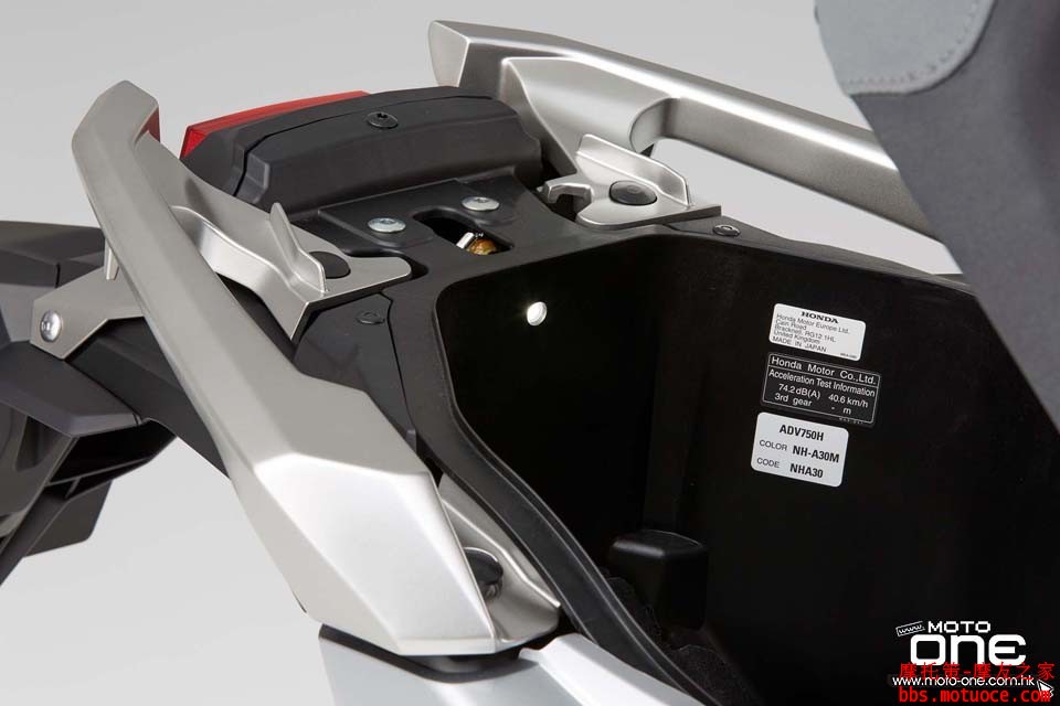 2017_Honda-X-ADV_adventure_scoote_21.jpg